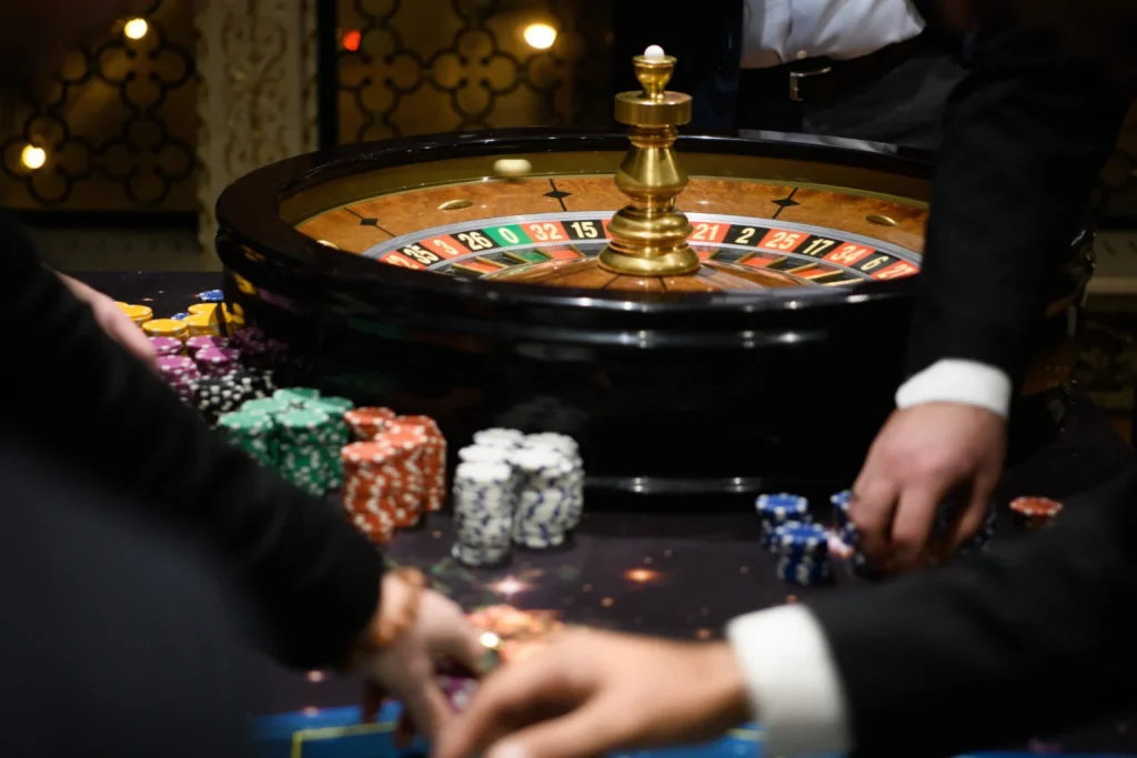 Żetony kasynowe i smartfon z ekranem bonusu bez depozytu